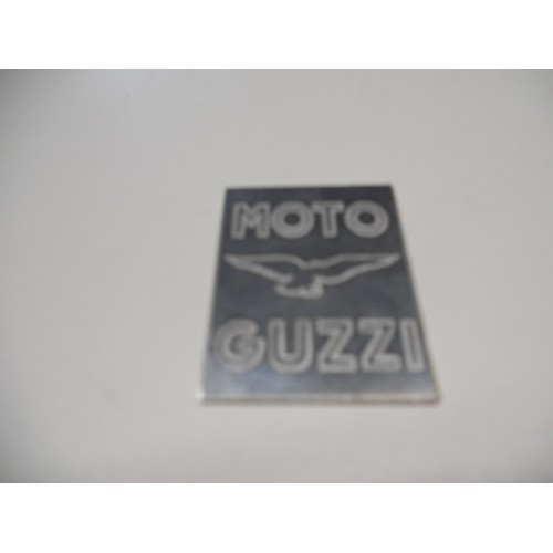 DECALCOMANIE - ADESIVI-Targhetta In alluminio Incisa mm 40,33,3 "Moto Guzzi" per Varie Moto Guzzi