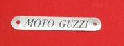 Targhetta " Moto Guzzi " in Metallo Larghezza Fori 72mm per Selle o Coprisella Storiche